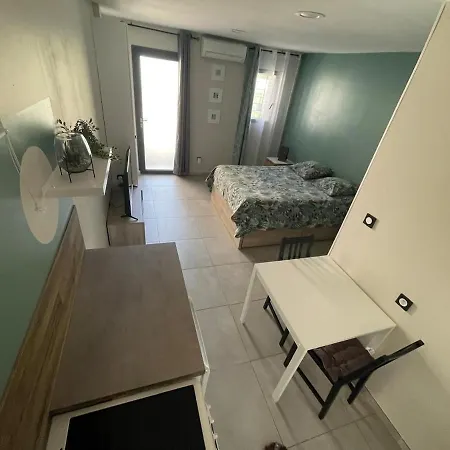 Equipped Studio, 2 Per Day Acces To A Private Swinmming Pool *