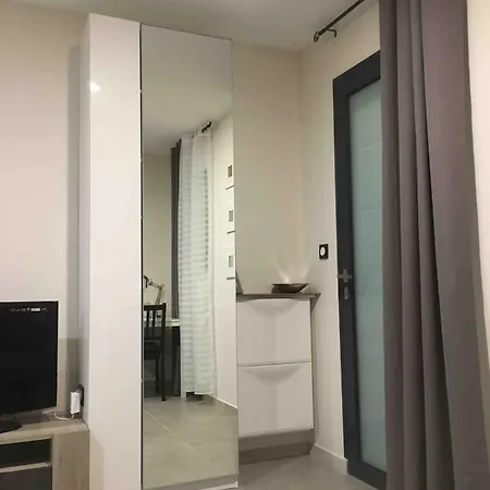 Equipped Studio, 2 Per Day Acces To A Private Swinmming Pool דירה *