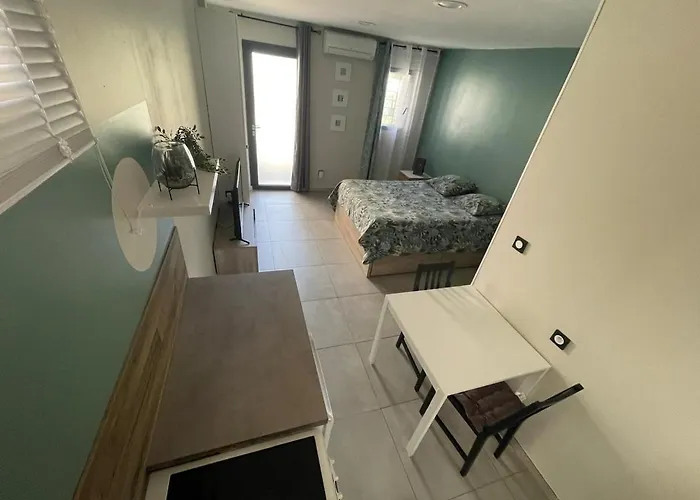 Equipped Studio, 2 Per Day Acces To A Private Swinmming Pool *